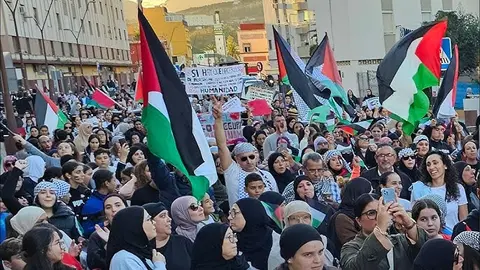 فيديو | مسيرة حاشدة في مدينة سبتة المغربية منددة بجرائم الاحتلال في غزة