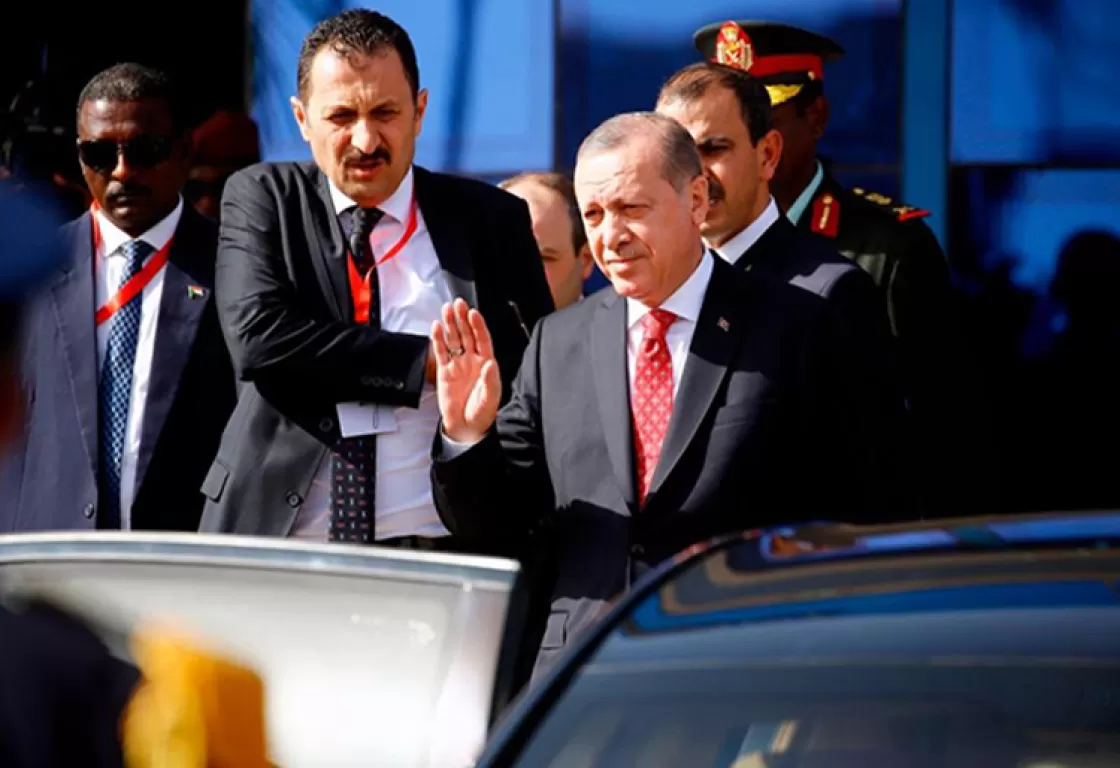 فیديو | الحارس الشخصي يتصدى لزرقطة على ظهر أردوغان أثناء خطابه
