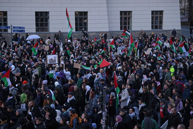 فيديو | مظاهرة حاشدة في شوارع برلين تضامناً مع الفلسطينيين وتنديداً بالمجازر في غزة