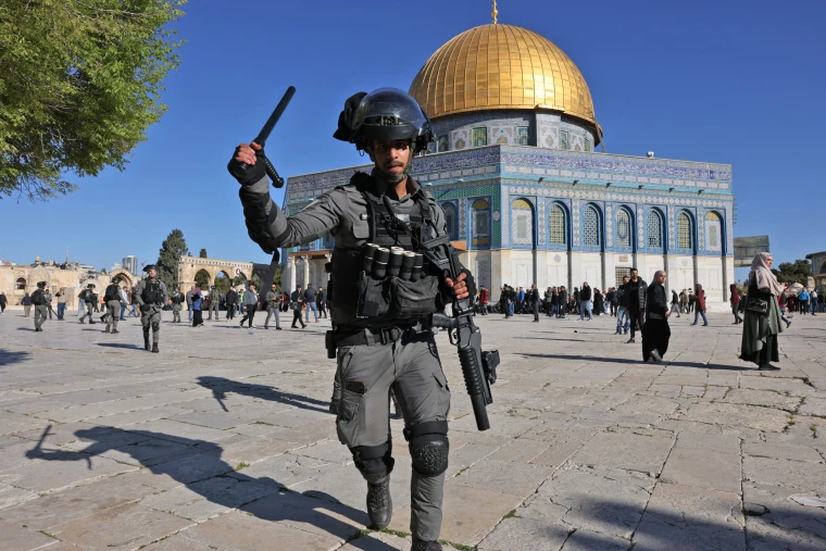 Zionist forces brutally assault Muslims at al-Aqsa Mosque