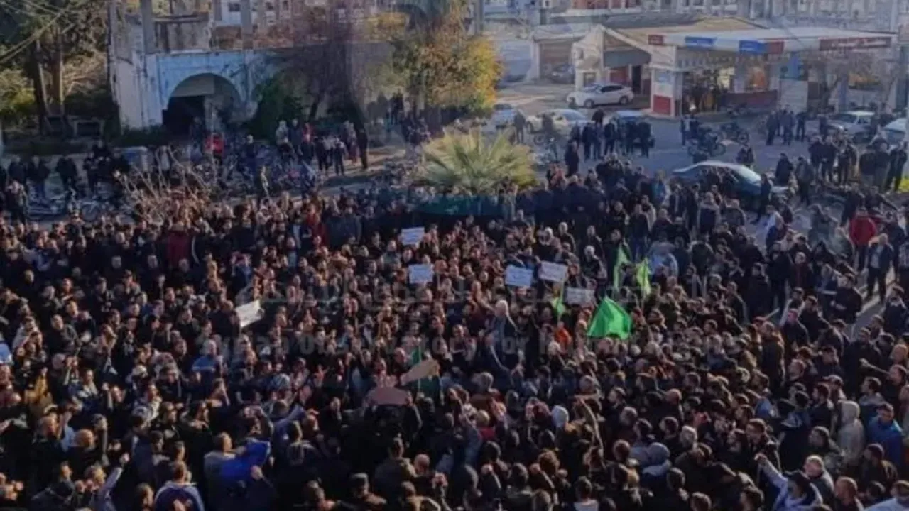 Suriye'de protestolar büyüdü: Lazkiye, Humus ve Tartus'ta halk sokaklara çıktı