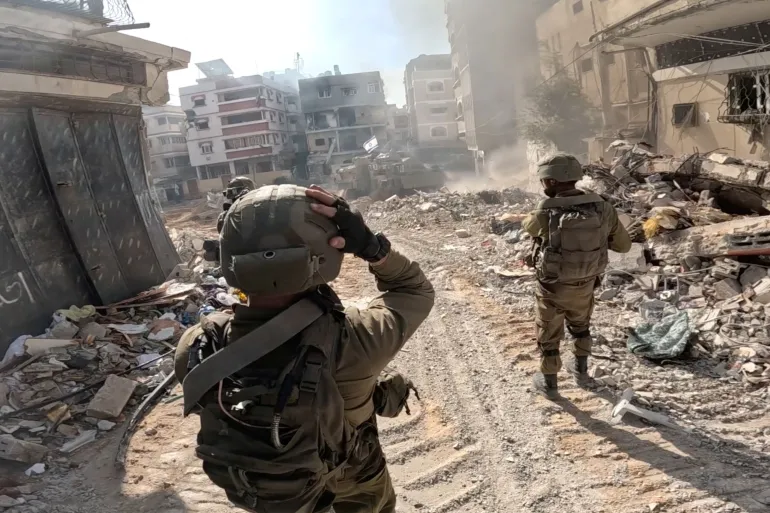 فیديو | مشاهد لجنود الاحتلال يتفاخرون بإطلاق النار على منزل منهار في غزة