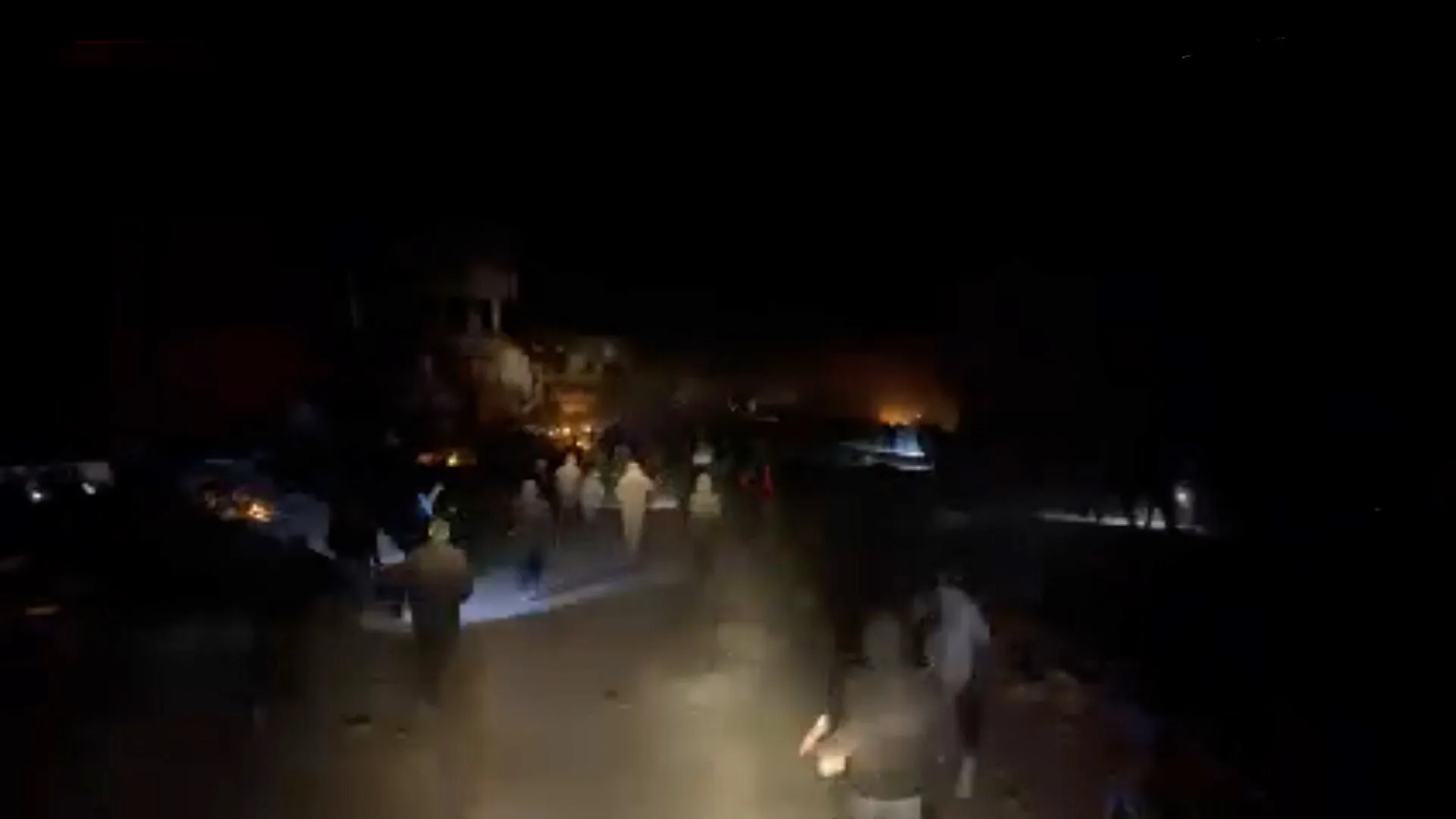  فيديو | عناصر الجولاني يطلقون النار على منازل المواطنين في مدينة اللاذقية