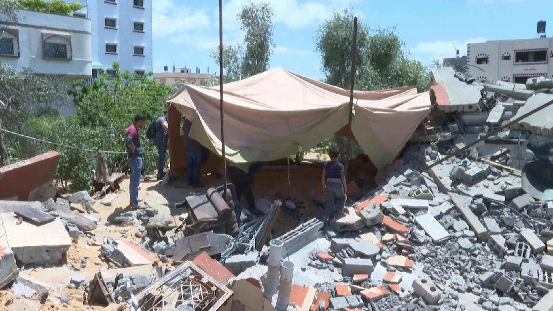 الفيديو | فلسطيني ينصب خيمة فوق ركام منزله الذي دمره الاحتلال في مدينة غزة