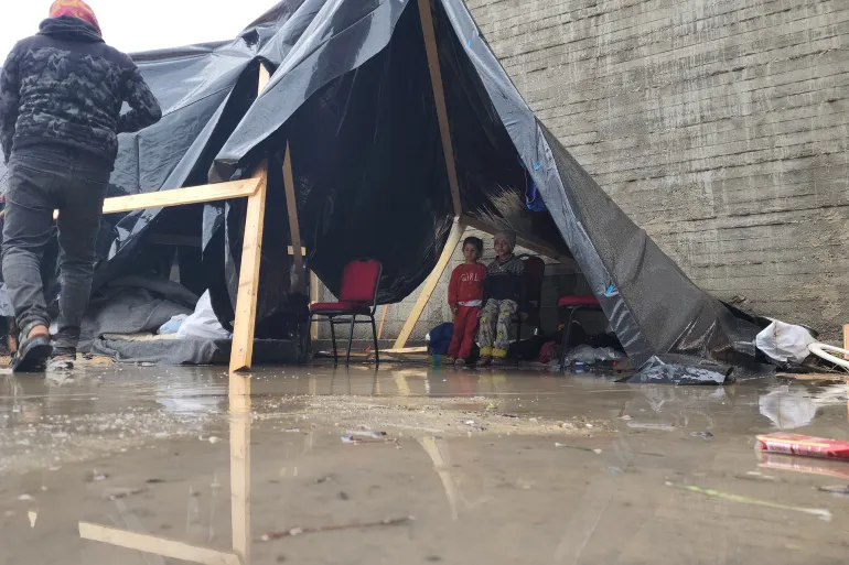 فيديو | أوضاع إنسانية صعبة يعيشها المواطنون في غزة بسبب النزوح وغرق خيامهم