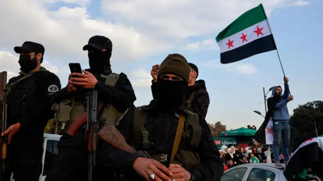 فیديو | أمام طفله الصغير ضرب رجل بقرية التح بسوريا لأنه علوي فقط هذا هو ذنبه 