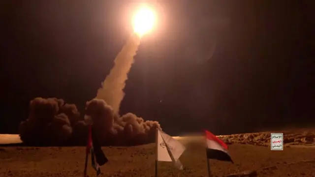 فیديو | مشاهد توثق محاولات دفاعات الاحتلال اعتراض صاروخ أُطلق من اليمن