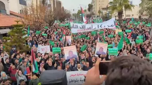 Grande manifestação pró-Palestina em frente à embaixada dos EUA na Jordânia