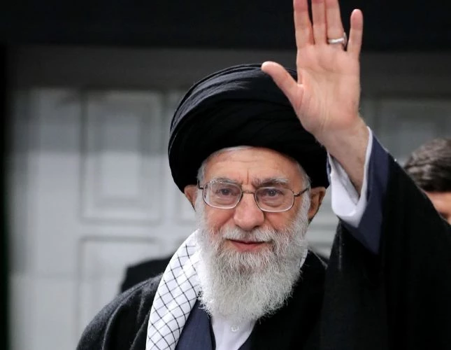 قائد الثورة الإسلامية يستقبل جمع من عوائل الشهداء وممن يدلون بأصواتهم لأوّل مرّة في الانتخابات