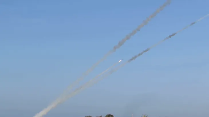 فيديو | مشاهد من إطلاق رشقة صاروخية من شمال قطاع غزة تجاه الأراضي المحتلة