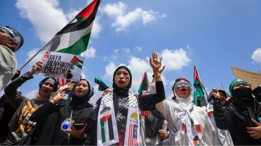 فعالية كبيرة في ماليزيا تضامنا مع غزة واستنكارا لدعم واشنطن الحرب الإسرائيلية