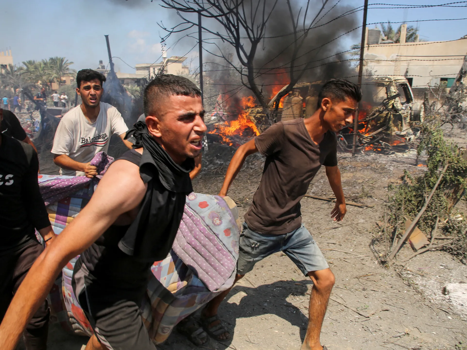 Israeli airstrikes on Gaza refugee camp kill 90, injure 300