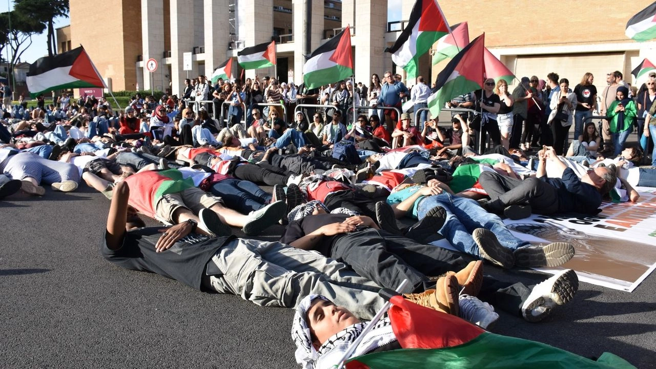 İşgalci İsrail'in saldırılarına Roma'da protesto