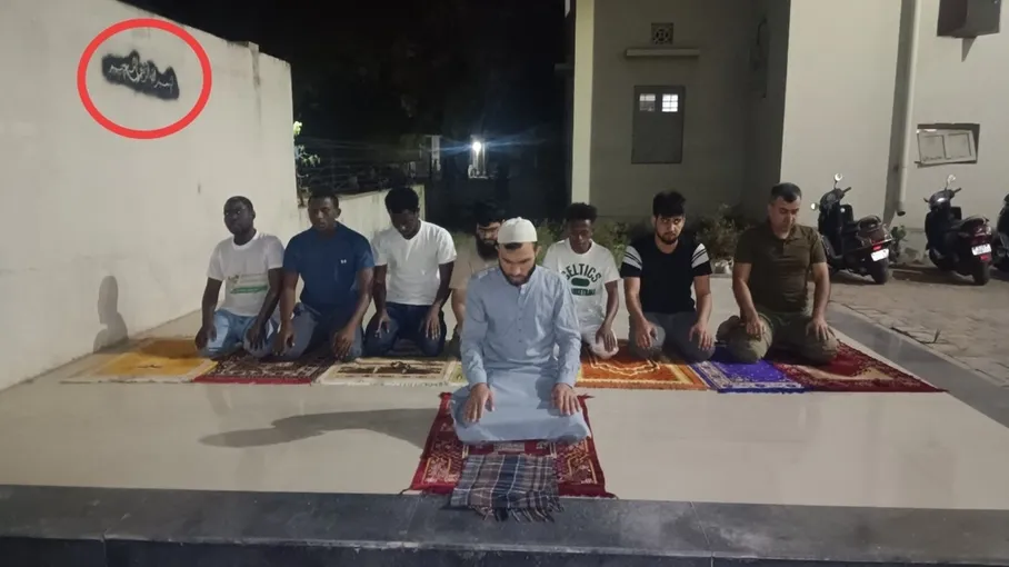 متطرفون في الهند يهاجمون طلبة أجانب خلال أدائهم صلاة التراويح