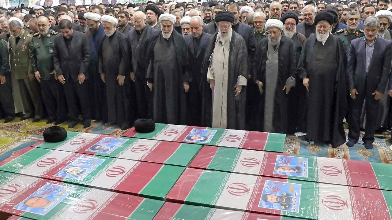 Ayetullah Hamanei Reisi'nin cenaze namazını kıldırdı