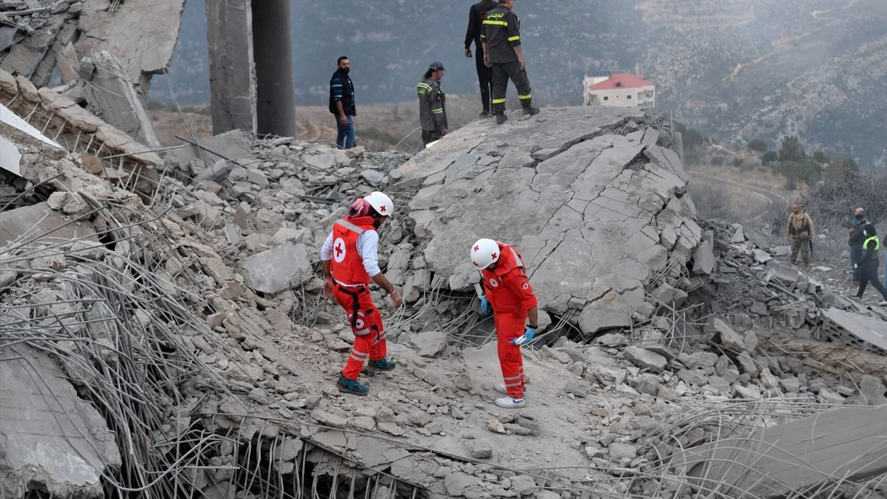 İşgalci İsrail, Beyrut'a 3 şiddetli hava saldırısı düzenledi