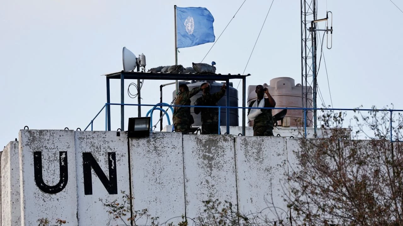 Lübnan'ın güneyinde UNIFIL karargahına patlamamış top mermisi isabet etti