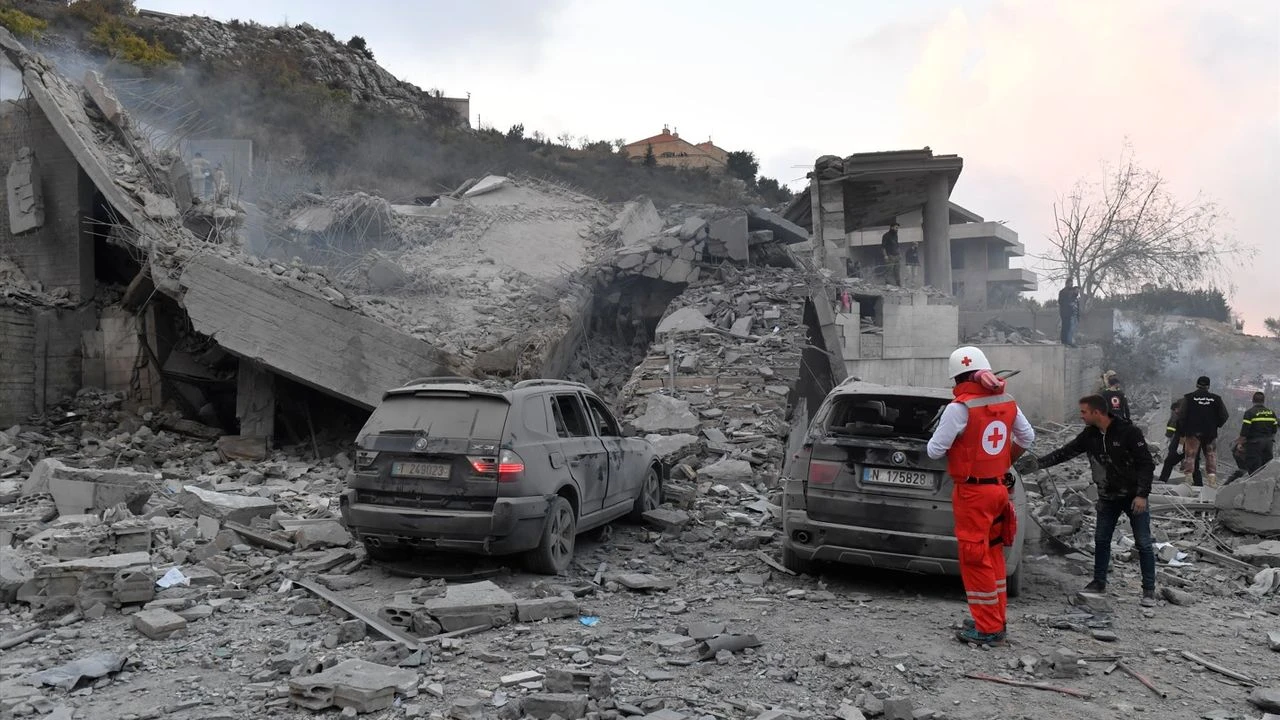Katil İsrail Lübnan'a saldırdı: 11 şehit, 48 yaralı