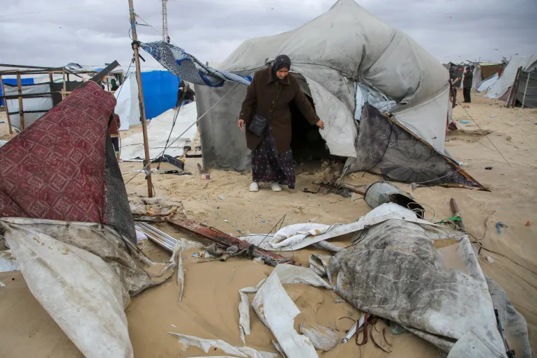  Heavy rains flood tents in Gaza as Israel intensifies attacks