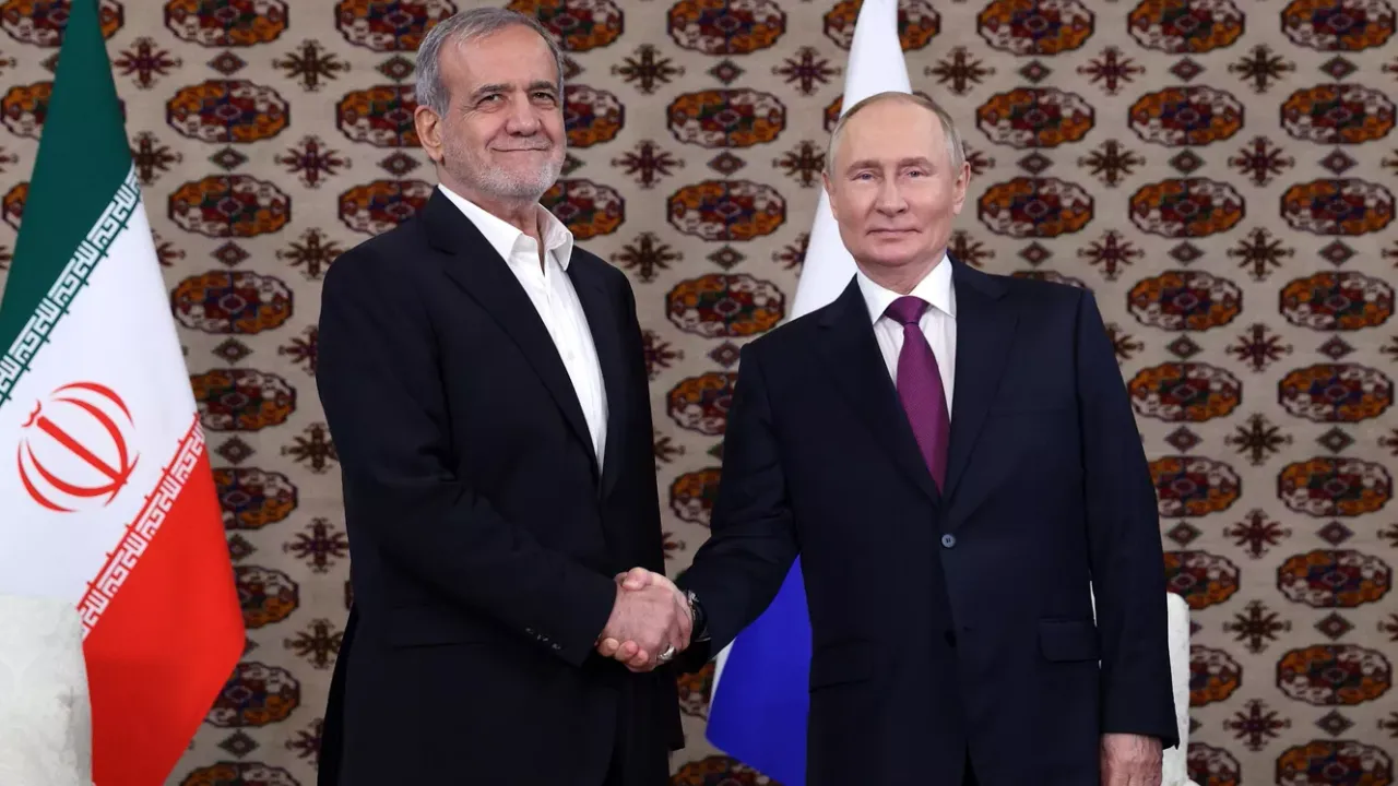 Putin ile Pezeşkiyan, Türkmenistan'da bir araya geldi