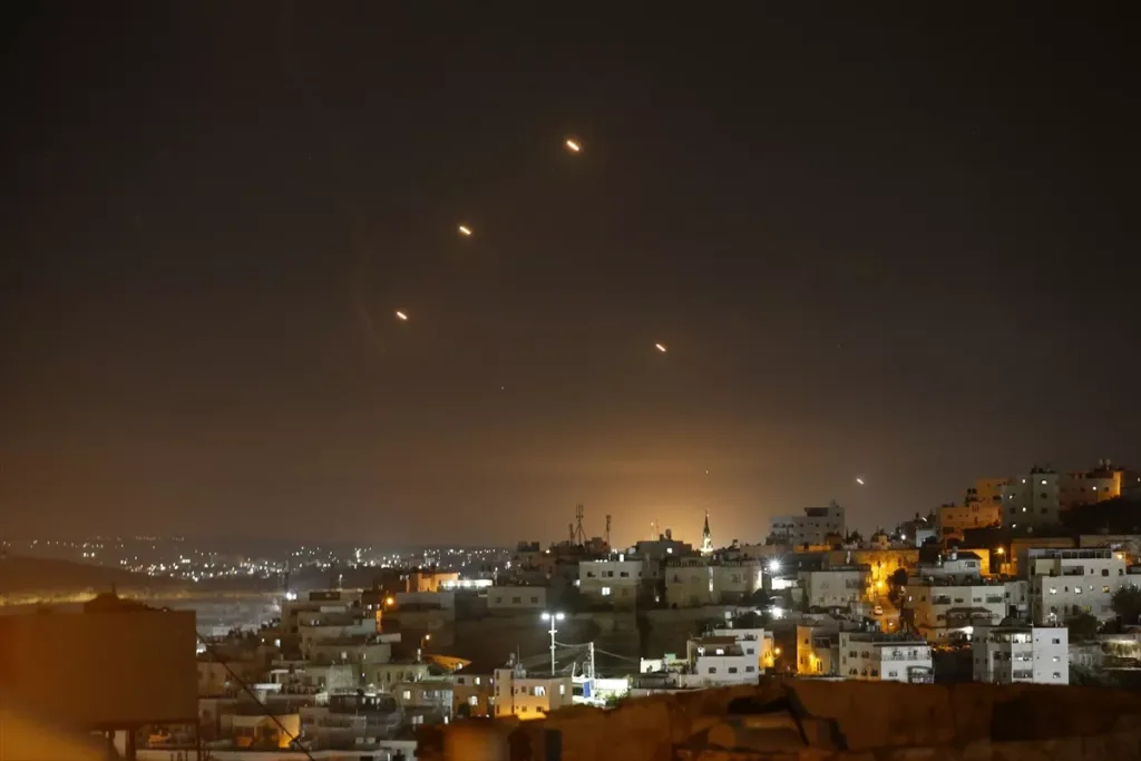 Mísseis iranianos atingiram alvos israelenses na Palestina ocupada