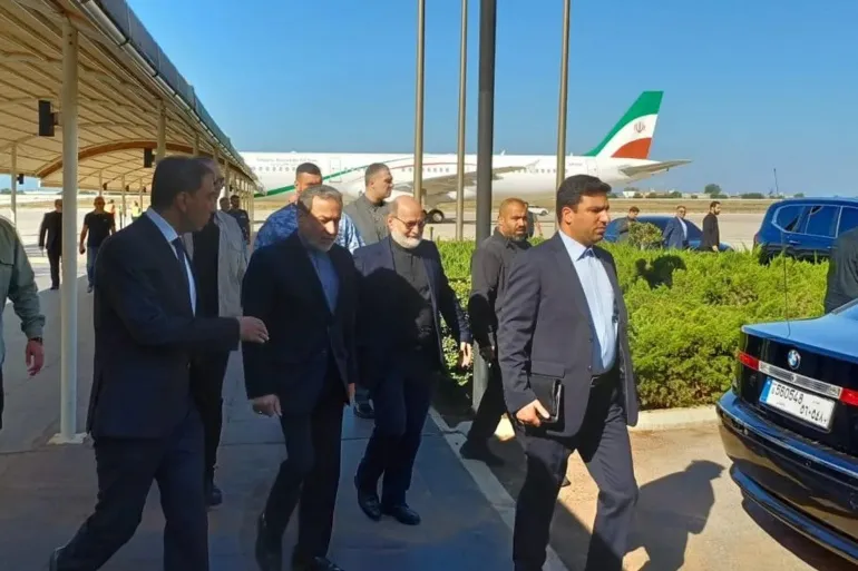 فيديو | لحظة هبوط طائرة وزير الخارجية الإيراني في مطار بيروت متحياً الكيان الصهيوني
