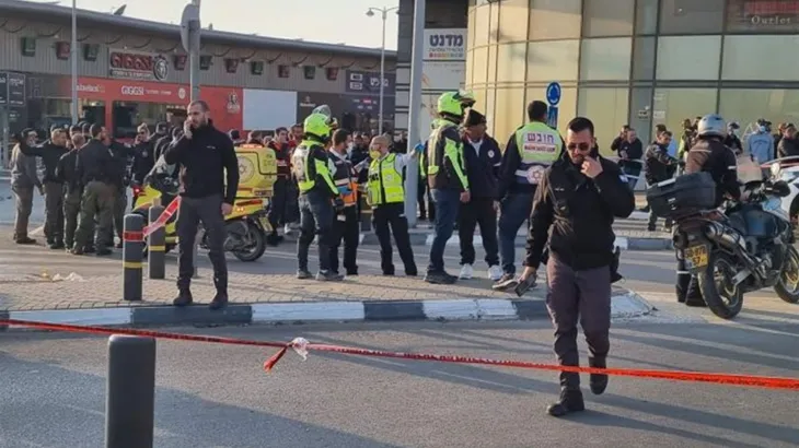فيديو | عملية فدائية في بئر السبع ومقتل صهيونية وإصابة آخرين