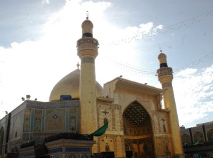 زیارت پزشكان اسپانیایی در حرم امیرالمومنین علی(ع)