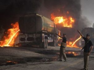 دو راننده کاميون وابسته به ناتو در پاکستان کشته شدند