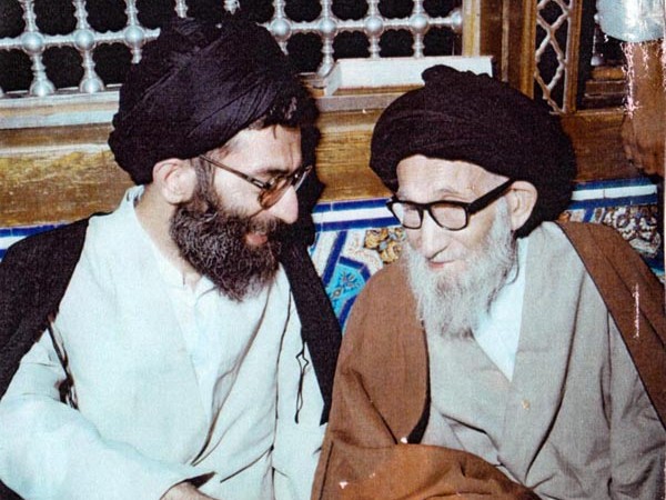 تصاویر/  رهبر انقلاب در کنار پدرشان