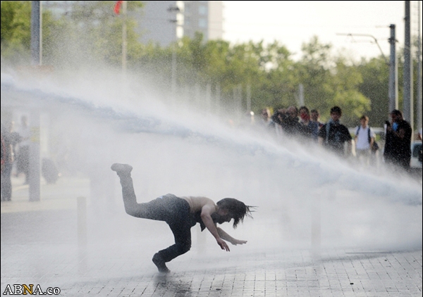 تصاویر/ درگیری شدید پلیس ترکیه با معترضان به سیاستهای اردوغان