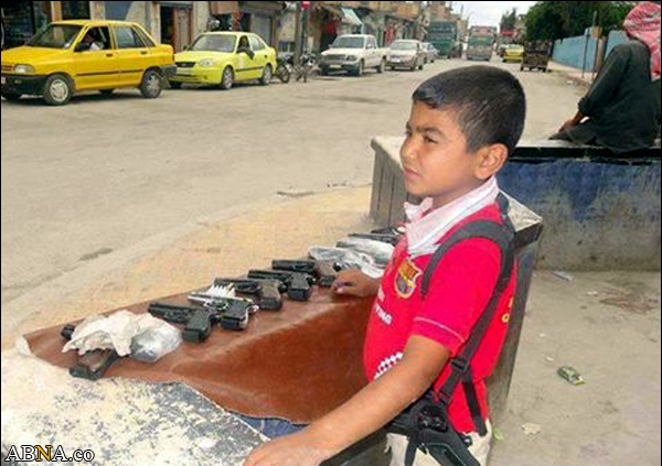 عکس تکان دهنده: پسرک اسلحه فروش / اوج وحشی گری و خشونت تروریستهای سوریه