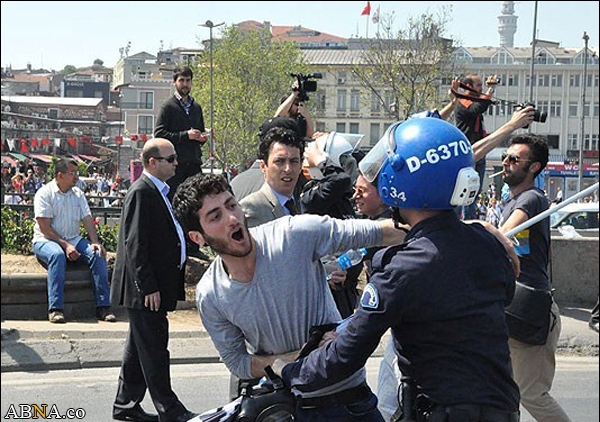 سرکوب شدید معترضان توسط نیروهای امنیتی ترکیه+تصاویر