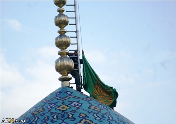 اهتزاز پرچم سبز علوی بر فراز گنبد فیروزه‌ای مسجد جمکران+تصاویر