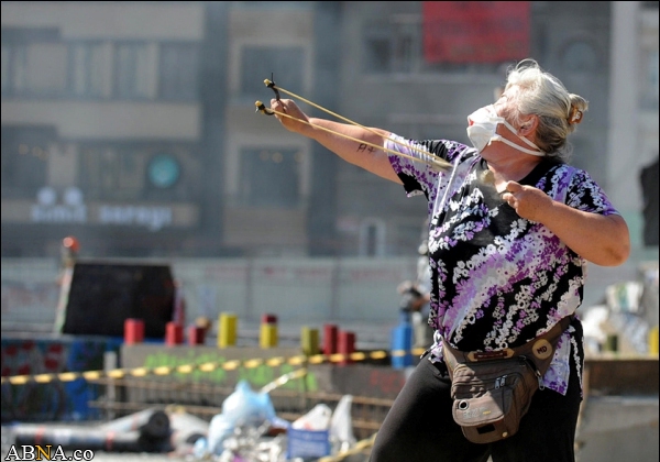 گزارش تصویری/ ادامه درگیری خشونت‌بار پلیس ترکیه و مخالفان دولت در میدان تقسیم