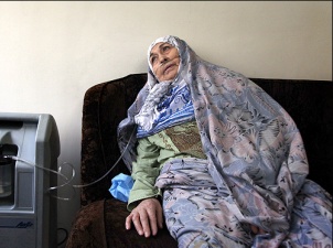 امدادگري كه جانباز شيميايي شد/ آخرين تركش از پاي "آمنه" بيرون آمد!