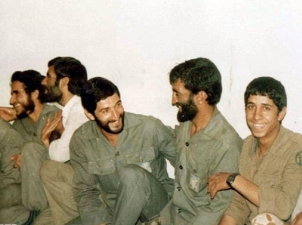 تا حاج احمد نیامد مراسم عروسی را شروع نکردیم