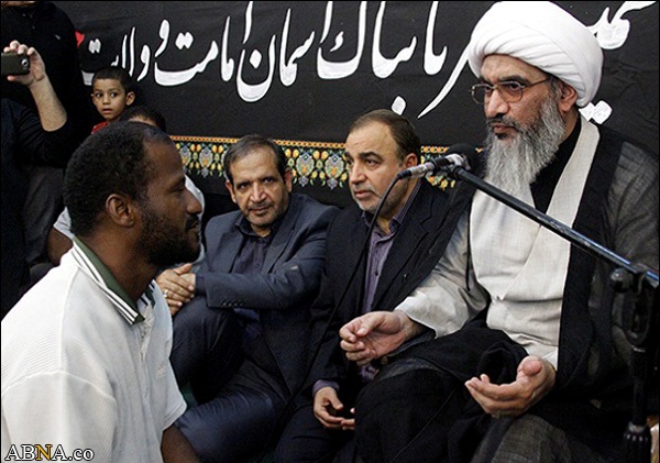 یک مسیحی در مراسم عزاداری امام صادق(ع) شیعه شد + عکس