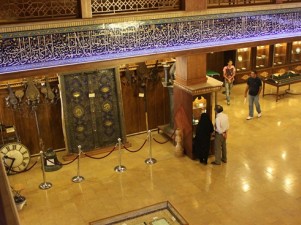 اهدای نشان های فوتبالیست نابینای تیم ملی فوتبال به حرم حضرت شاهچراغ(ع)