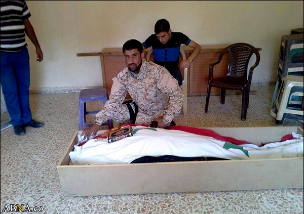 زانو زدن فرمانده پای پیکر مطهر یکی از شیران مدافع حرم + عکس