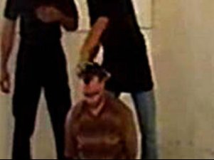 تصاویر/ بریدن سر نیروی خودی از سوی داعش (18+)