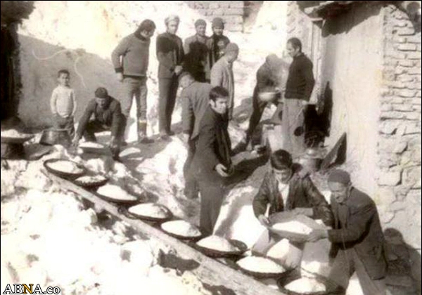 عکس قدیمی از مراسم تهیه غذای نذری در تهران