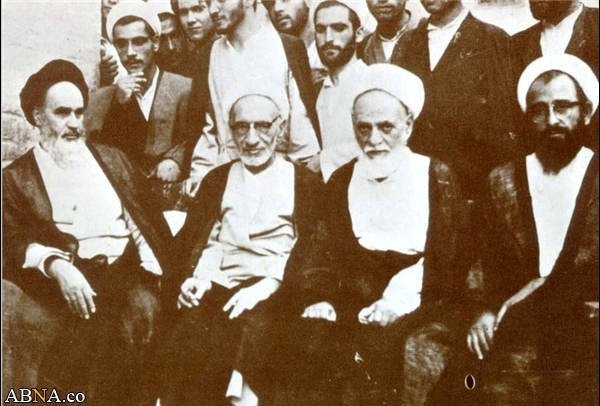 عکس تازه منتشر شده امام خمینی(ره) در دیدار با علمای نجف