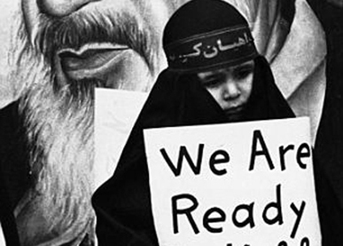 آمادگی سرباز خردسال اسلام برای اجرای حکم امام + عکس