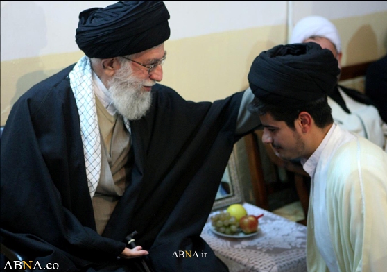 عمامه‌گذاری سیدحسن جوان به دست رهبر انقلاب + عکس