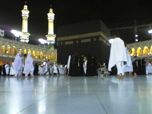 چند پیامبر خدا در اطراف کعبه مدفون هستند؟