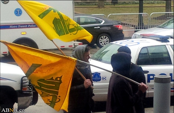 پرچم حزب‌الله در دست دو جوان آمریکایی + عکس