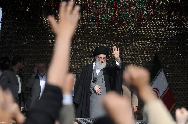 حضور رهبر انقلاب در اجتماع پر شور زائران مناطق عملیاتی دفاع مقدس
