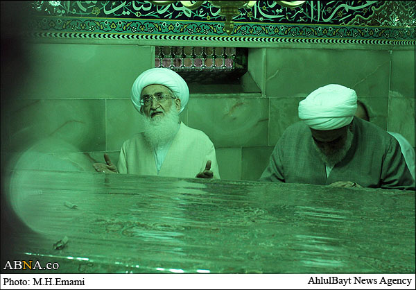 گزارش تصویری/ غبارروبی ضریح مطهر حرم حضرت معصومه(س) ـ 1