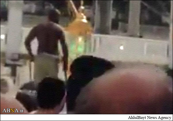 حمله عجیب یک زائر آفریقایی به چراغ‌های مسجدالحرام + عکس